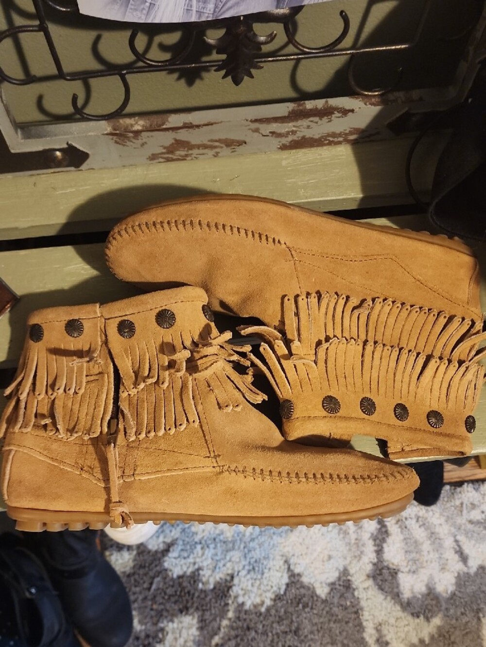 Minnetonka Suede Moccasin Interior Label - Tan - Picture 2 of 6